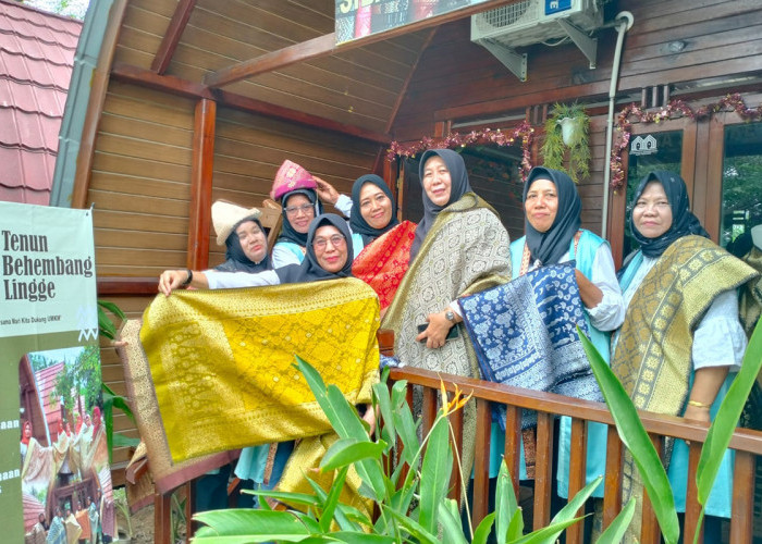 Lewat Kerajinan Songket, PTBA Berdayakan Para Ibu Rumah Tangga