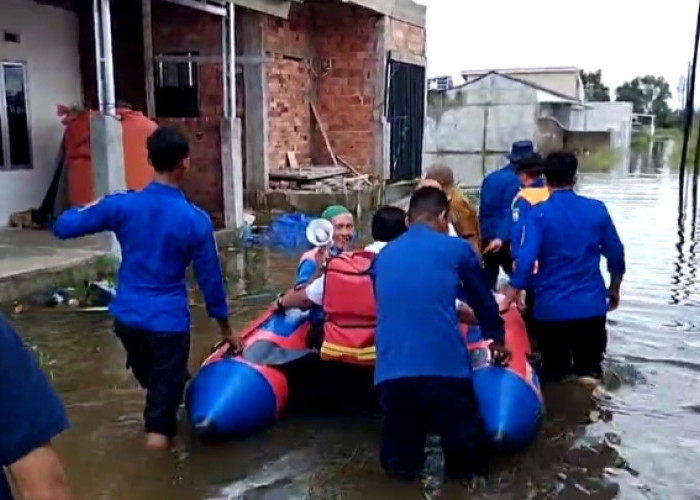 Instruksi Walikota Palembang, Camat Gandus Evakuasi Warga yang Terdampak Banjir Pakai Perahu Karet