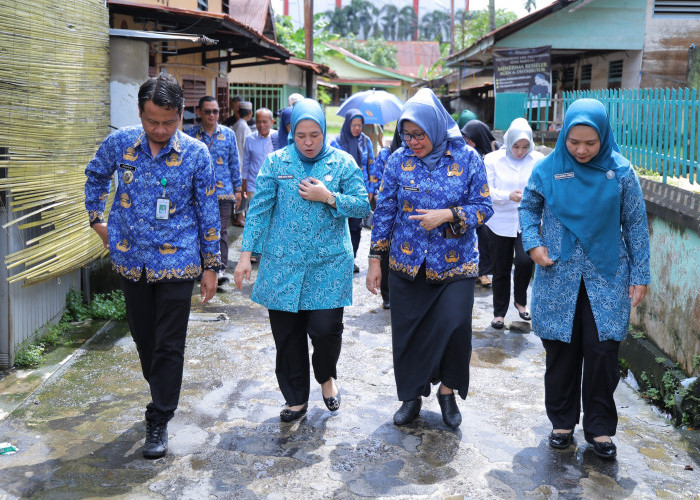 Datangi Rumah Warga, Ketua TP PKK Palembang Salurkan Bantuan Makanan Tambahan Bagi Anak Berisiko Stunting