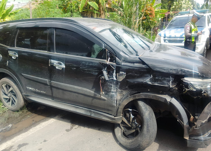 Hindari Jalan Rusak, Rush Putih Tabrak Rush Hitam