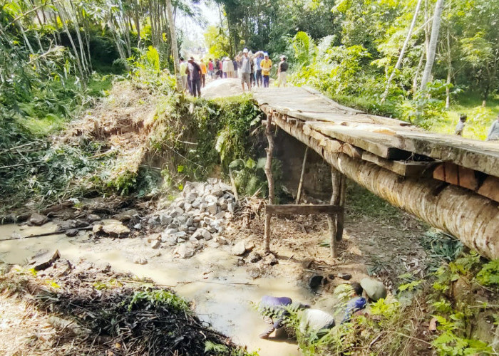 10 Tahun Tak DIperbaiki Pemerintah, Warga Kurungan Nyawa II Swadaya Bangun Jembatan Permanen