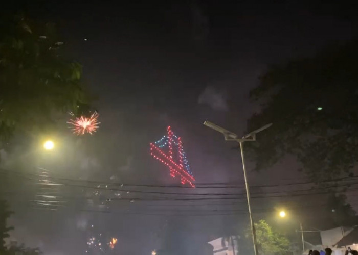 KEREN! 15 Formasi Drone Light Show Hiasi Sungai Musi Tutup Tahun 2024 