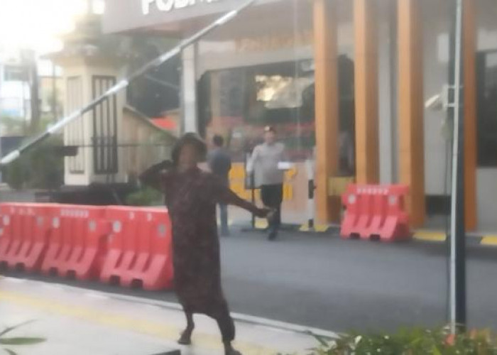 Tegang! Pewarta di Polrestabes Palembang Kocar-kacir, Mendadak Dikejar Wanita Membawa Batu 