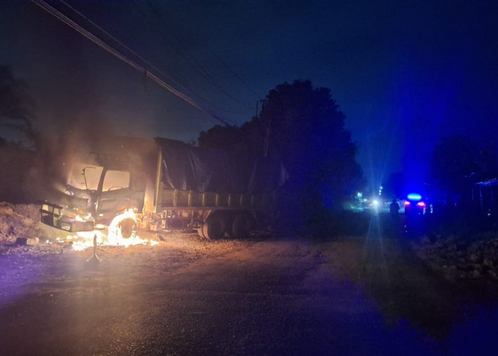 Kabur Usai Serempet Honda Brio, Truk Batu Bara di Muara Enim Dibakar Massa