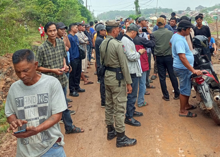 Jalan Rusak Diduga Akibat Angkutan Galian C, Warga Lebung Banyuasin Gelar Aksi Protes