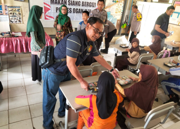 Program Makan Bergizi Presiden Prabowo, 100 Paket Nasi Dibagikan Polres Ogan Ilir di SDN 01 Indralaya Utara