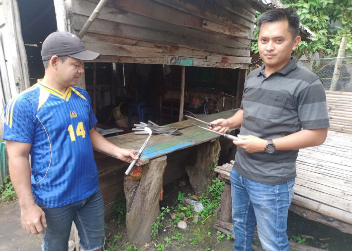 Agar Tak Disalahgunakan, Sat Intelkam Polres Ogan Ilir Rutin Sambangi Pengrajin Besi di Desa Limbang Jaya II