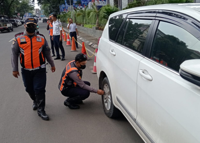 Dishub Palembang Gencar Tindak Kendaraan Parkir Bahu Jalan, Mobil Digembosi dan Digembok, Angkut Motor