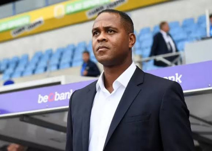 Tonton Laga Persija vs PSBS Biak, Patrick Kluivert Pegang Secarik Kertas, Alex Pastoor Pasang Muka Dingin