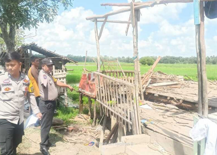 Cuaca Ekstrem di Sungai Pinang Sebabkan Sebuah Rumah Roboh, Polsek Tanjung Raja Pastikan Kondisi Penghuni Aman