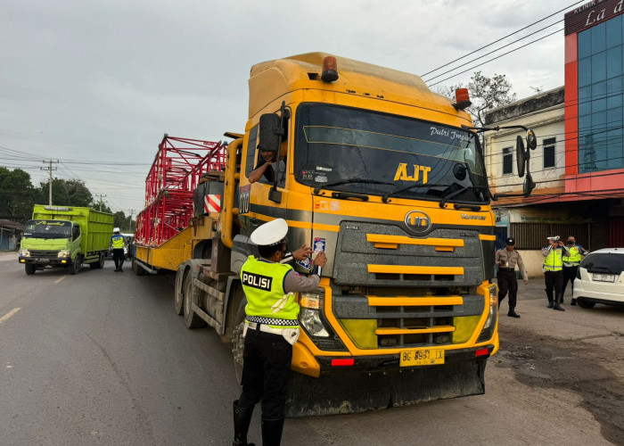 Satlantas Polres Ogan Ilir Tindak Sejumlah Kendaraan ODOL yang Melintas di Jalan Lintas Timur Indralaya