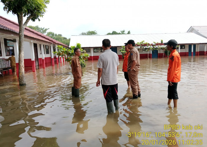 Volume Air Sungai Komering Meningkat Akibatkan Sekolah Terendam Banjir
