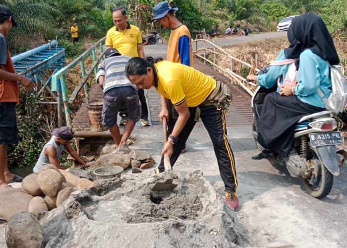Polisi dan Warga Kompak Perbaiki Jembatan Rusak di Musi Rawas, Akses Kini Lebih Aman
