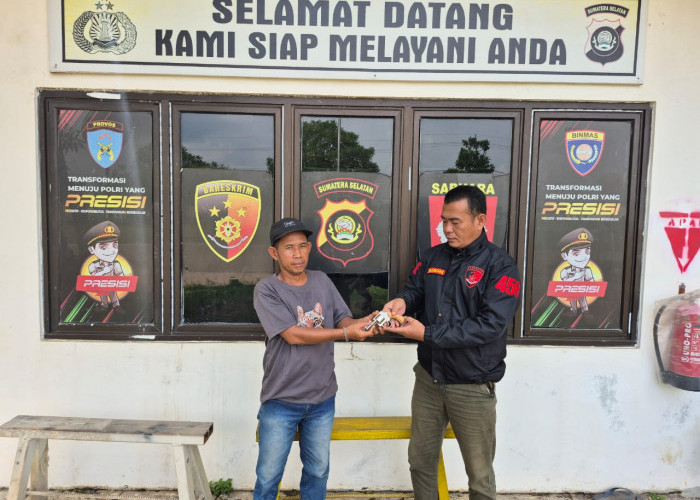 Warga Kecamatan Air Sugihan OKI Serahkan Senjata Api ke Polsek