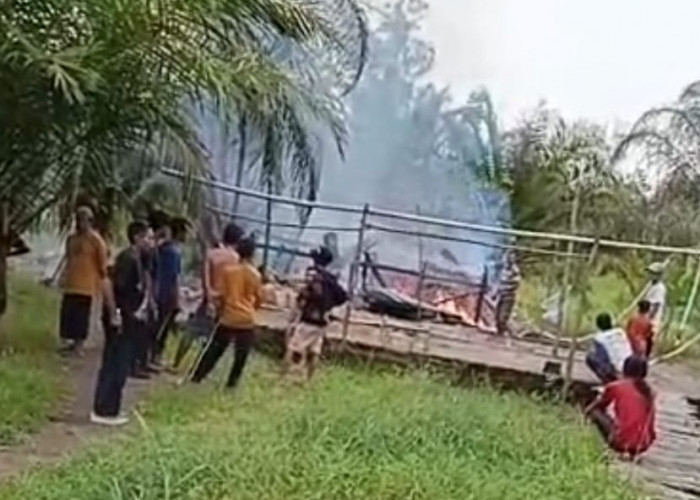 Rumah Terbakar di Desa Sungai Rambutan Ogan Ilir, Korban Alami Kerugian Rp 50 Juta, Polsek Indralaya Cek TKP