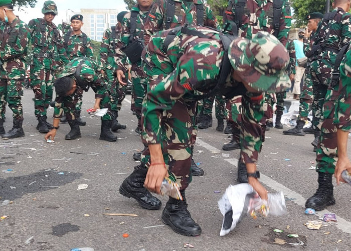 Aksi Unjuk Rasa di Palembang Berjalan Kondusif, Puluhan Anggota TNI Bersihkan Sampah 