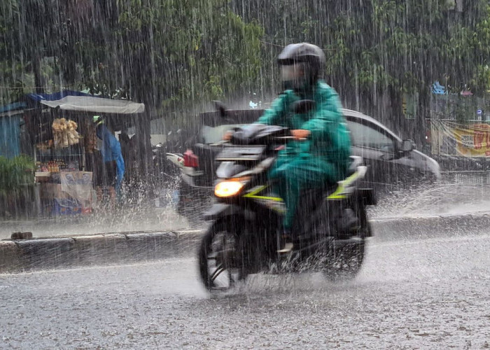 Tips Aman Berkendara Saat Musim Hujan, Pengendara Motor Wajib Waspada