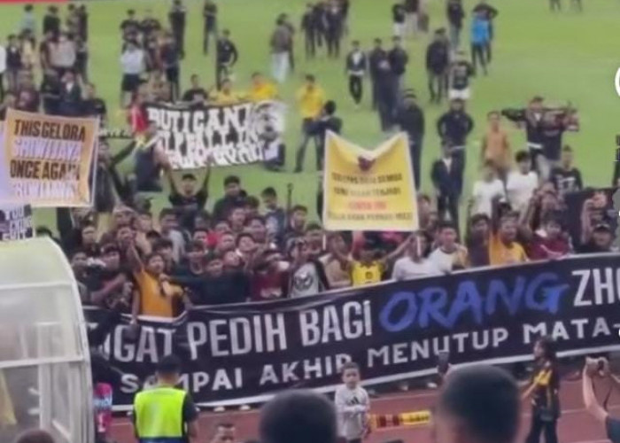 Respect Suporter Bentangkan Spanduk Dengar Anthem SFC, Ngamuk Pasca Diamankan Steward Saat Turun Lapangan