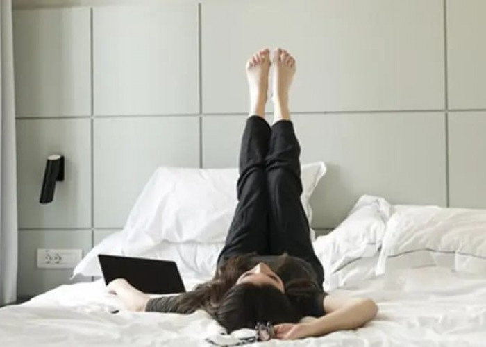 5 Manfaat Mengangkat Kaki ke Tembok Bagi Kesehatan, Lakukan Saat ‘Gabut’  Agar Tidur Jadi Lebih Nyenyak