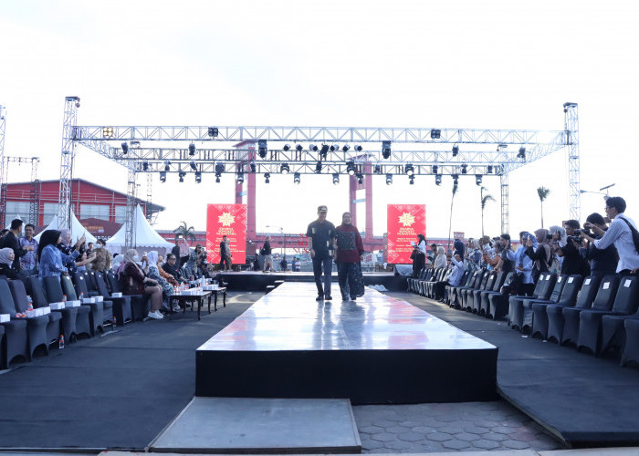 Sore Ini, Ratu Dewa dan Istri Kenakan Songket Tanjung di Lintasan Catwalk Swarna Songket Nusantara 2025 di BKB