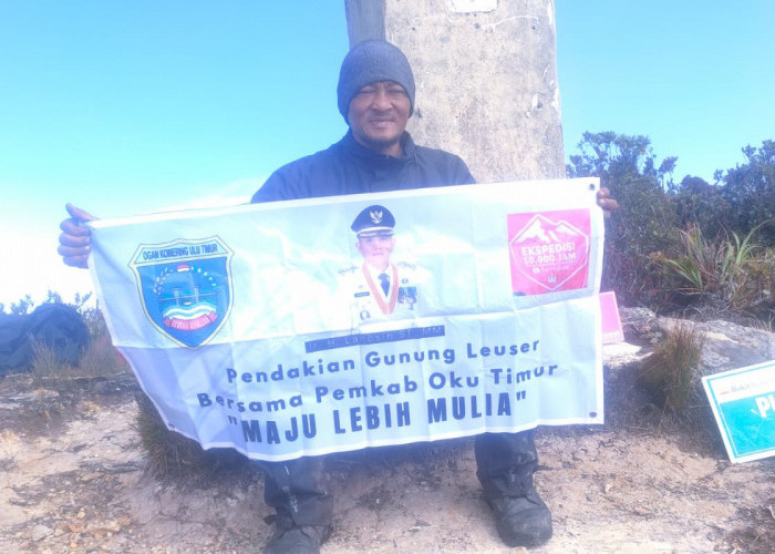 Tim Ekspedisi 10.000 Jam Sukses Taklukkan Gunung Loser, Bupati OKU Timur Diberikan Penghormatan di Puncak