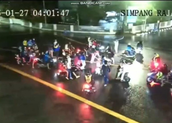 Puluhan Remaja Pamer Sajam Diduga Hendak Tawuran di Simpang Rajawali Tertangkap CCTV Polda Sumsel 