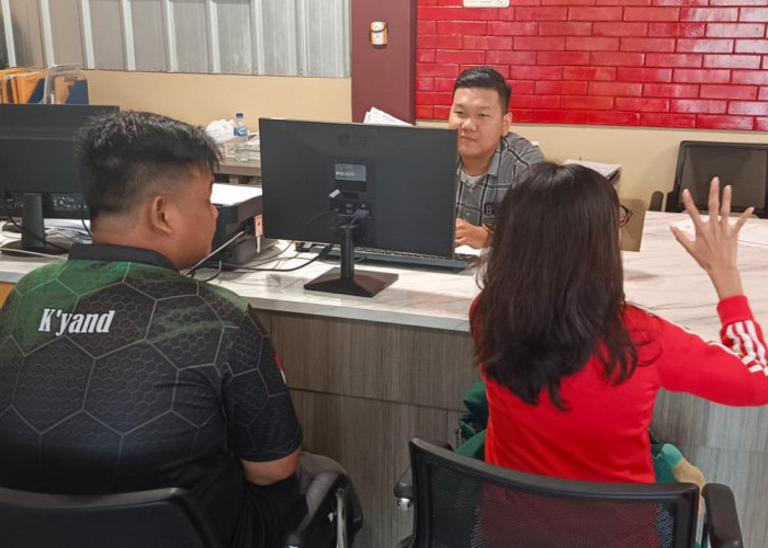 Asik Nongkrong Wanita Ini Tiba-tiba Dianiaya Temannya hingga Masuk Selokan 