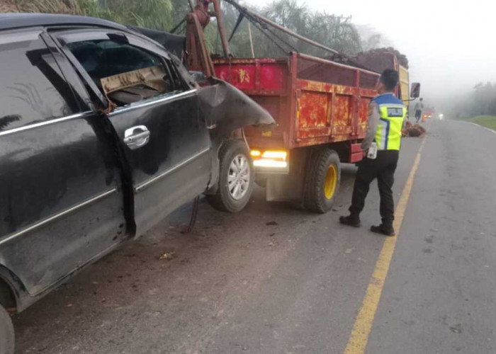 Ganti Ban yang Pecah, Sopir truk Tewas Terjepit Ditabrak Innova Travel dari Arah Belakang, Penumpang Luka-Luka