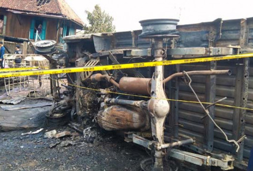 Polisi Curigai Nomor Rangka-Mesin Mobil Pick Up Pengangkut Minyak yang Terbakar