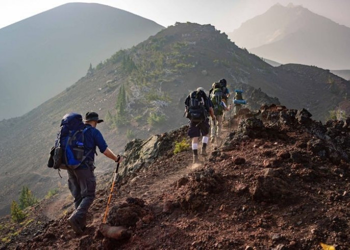 Berikut 7 Hal yang Sangat Penting untuk Dipersiapkan Sebelum Mendaki Gunung, Simak Penjelasannya!