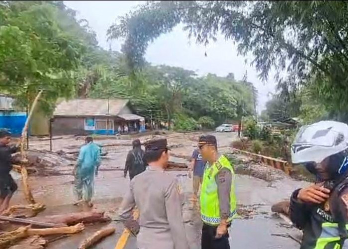 Banjir Lahar Dingin Erupsi Gunung Marapi, Membuat Akses Jalan Bukittinggi-Padang Panjang Terputus 100 Meter