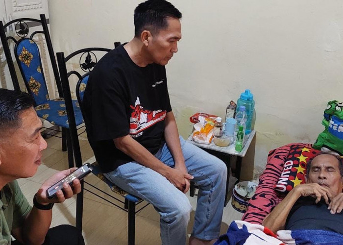 Sekda Palembang Ratu Dewa Kunjungi Wartawan Senior dan Turut Mendoakan Kesehatan