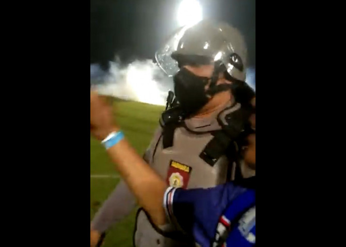Viral, Rekaman Video Aremania Memohon Polisi Tak Tembak Gas Air Mata