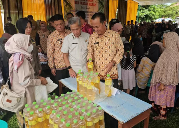 Warga Muara Dua Prabumulih Antusias Serbu Pasar Murah