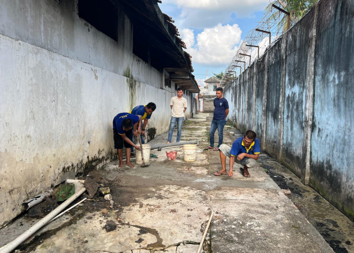 Lapas Tanjung Raja Ogan Ilir Lakukan Perbaikan Pipa Pembuangan Air di Kamar Hunian Warga Binaan