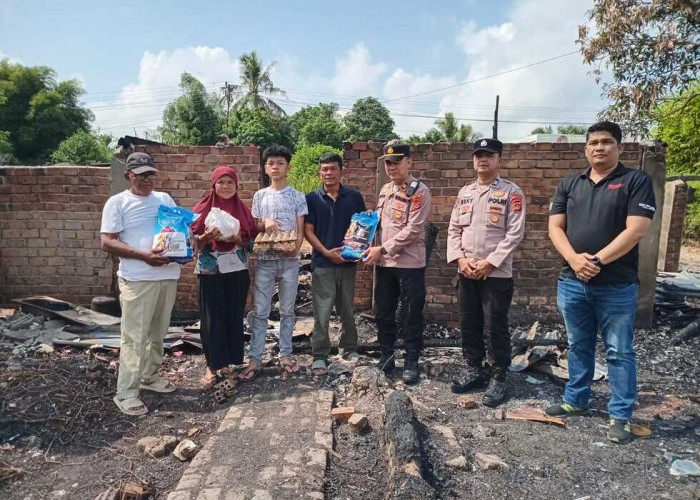 Peduli Korban Kebakaran di Wilayahnya, Kapolsek Indralaya Ogan Ilir Serahkan Langsung Santunan