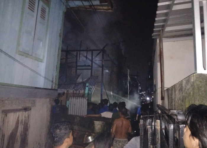 Ditinggal Kontrol Tugas Jaga Malam, Rumah Warga 5 Ulu Palembang Terbakar, Cuaca Bantu Api Tak Menyebar