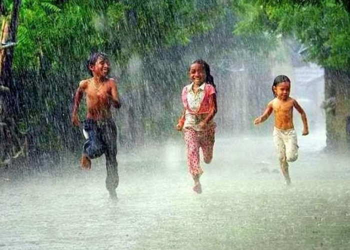 Perlu Diketahui, Inilah 8 Manfaat Membiarkan Anak Bermain dan  Mandi Air Hujan