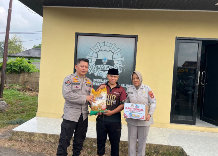Humas Polres OKI Salurkan 20 Paket Sembako untuk Masyarakat di HUT ke 75 Humas Polri