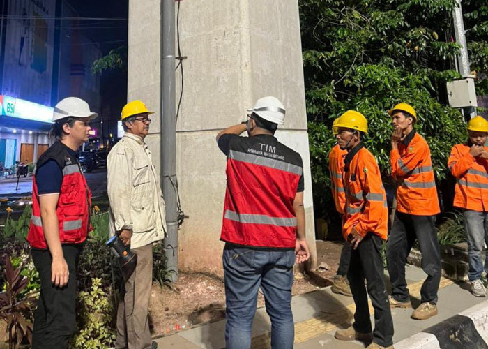 Reklame Neon Box Dipasang Beberapa Titik Tiang LRT, Bantu Penerangan Jalan Malam Hari