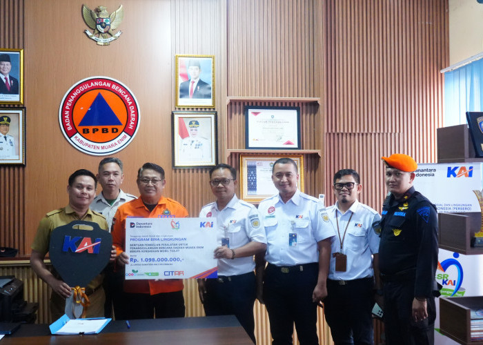 Tutup Tahun 2025, KAI Divre III Salurkan CSR Mobil Toilet untuk Kabupaten Muara Enim