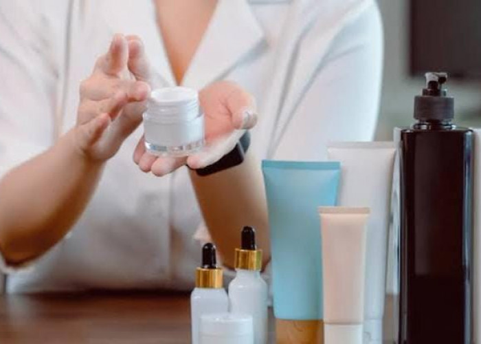Jangan Keliru! Begini Urutan Pemakaian Skincare Malam untuk Memperbaiki Skin Barrier Saat Cuaca Lembab