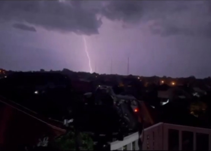 Waspada Cuaca Sumatera Selatan Hari Ini  Hadapi Hujan Disertai  Kilat Petir Malam Hari 