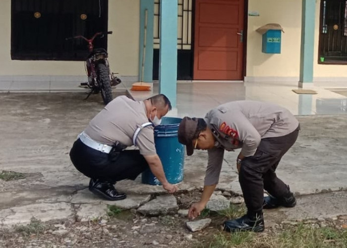Program Belida Bergerak! Polsek Lubuk Linggau Sulap Lingkungan Masjid Jadi Lebih Bersih