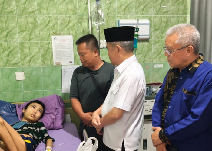 Wabup Ogan Ilir dan Ketua Baznas, Kunjungi Warga yang Jadi Pasien Tumor Sedang Dirawat Intensif di RS