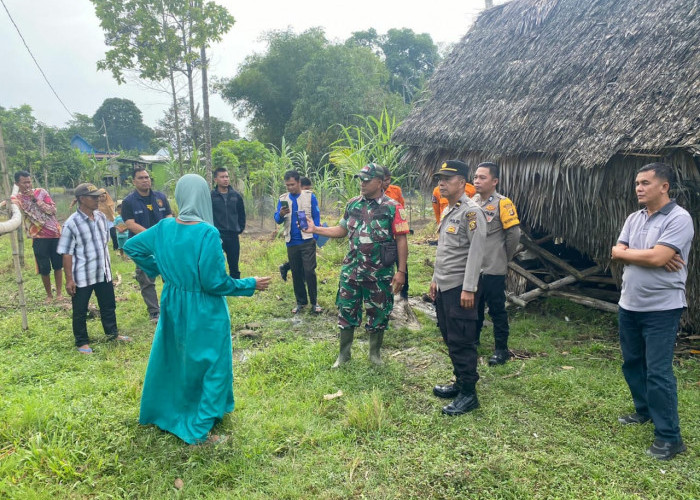 Detik-Detik Sebuah Rumah Roboh di Ogan Ilir, Personel Polsek Tanjung Raja Langsung Tinjau Lokasi