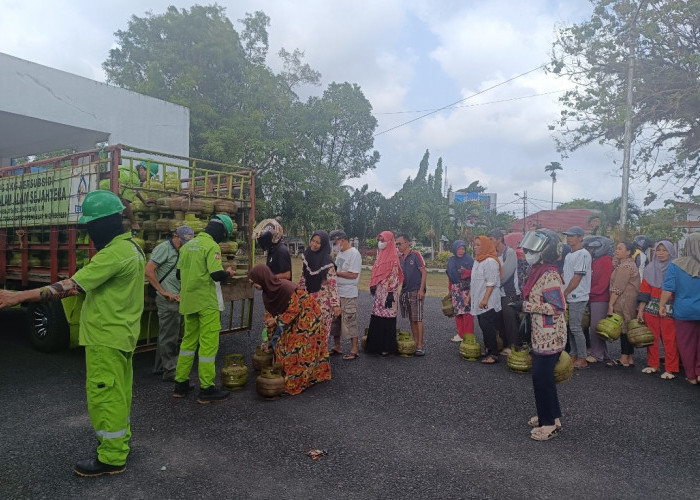 Warga Kayuagung Serbu Gas Melon, Warga Keluhkan Sulit Dapatkan Elpiji 3 Kg. 