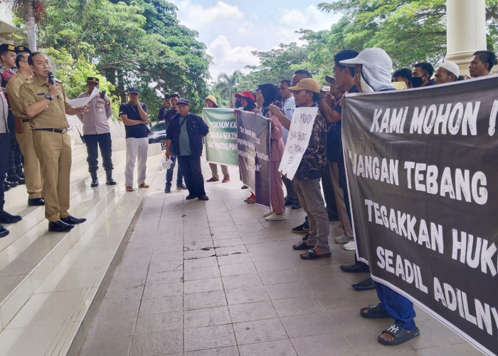 Datangi Kantor Bupati Ogan Ilir, Warga Desa Ulak Segara Desak Kades Dicopot Karena Zina dengan Istri Orang