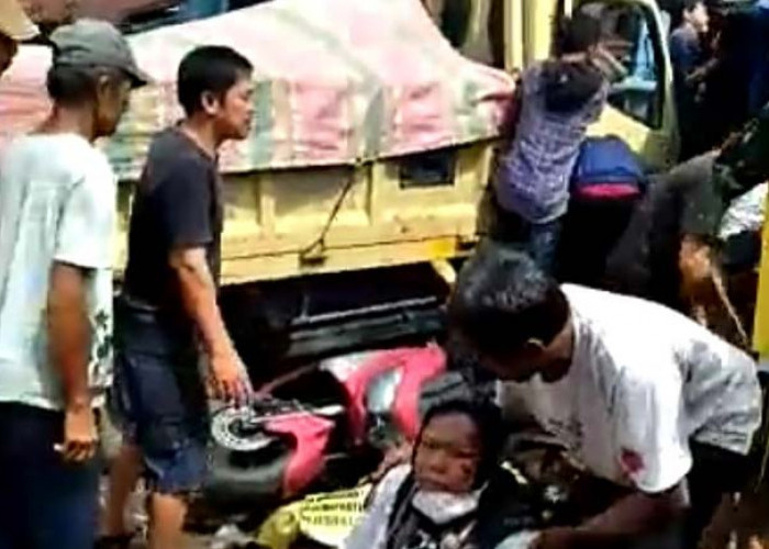 Oleng, Truk Tabrak Dua Sepeda Motor dan Penjual Martabak