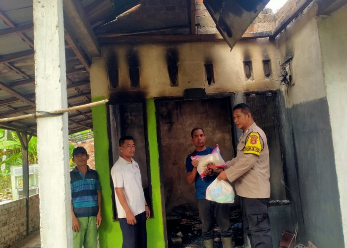 Sebuah Rumah di Ogan Ilir Terbakar, Personel Polsek Tanjung Batu Datangi TKP & Berikan Bantuan